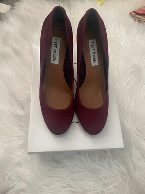 Steve Madden Burgundy Suede Round-Toe Pumps